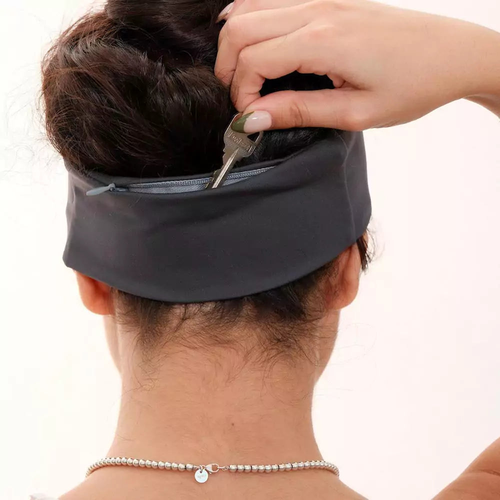 Sweat-wicking headband for running with a discreet zipper pocket